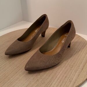 Clarks Collection Women’s Cushion Soft Heels Size 5.5M